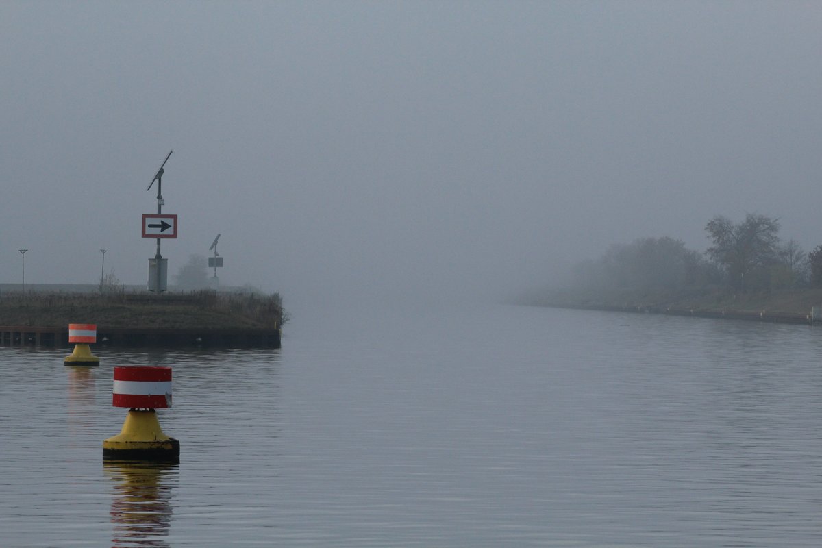 Am 23.11.2016 wurde am Mittellandkanal bei km 318 aus heiterem Herbst-Wetter ein eher ungemütliches. Nebel der etwas dichteren Art zog über den Wasserstrassen auf. Einen Kilometer abseits vom Wasser war wieder alles OK.  