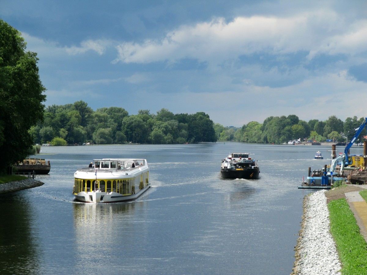 Am 24.06.2014 begegnen sich FGS Sanssouci (04808290) und GMS Marcel (04030900) bei herrlichem Hintergrund im Sacrow-Paretzer-Kanal / Havel / Weißer See. 