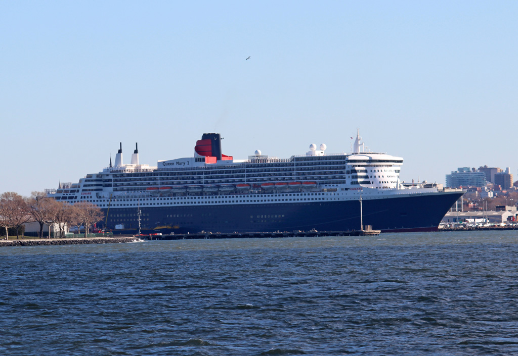 Am 25.11.2017 liegt  Queen Mary 2  am Kreuzfahrtterminal Brooklyn in New York.