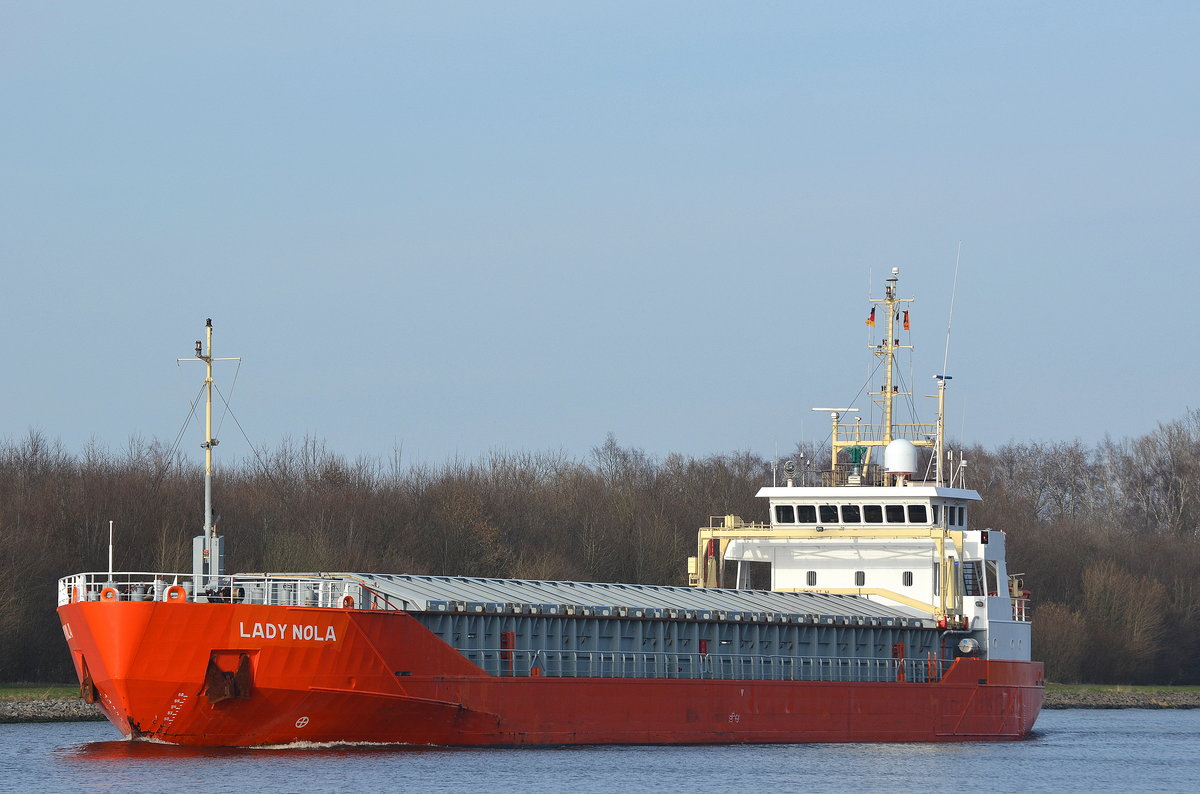 Am 26.03.16 erwischte ich bei Fischerhütte im Nord-Ostsee-Kanal auch mal wieder die Lady Nola IMO-Nummer:9243863 Flagge:Niederlande Länge:80.0m Breite:12.0m Baujahr:2002 Bauwerft:Royal Niestern Sander,Delfzijl Niederlande.