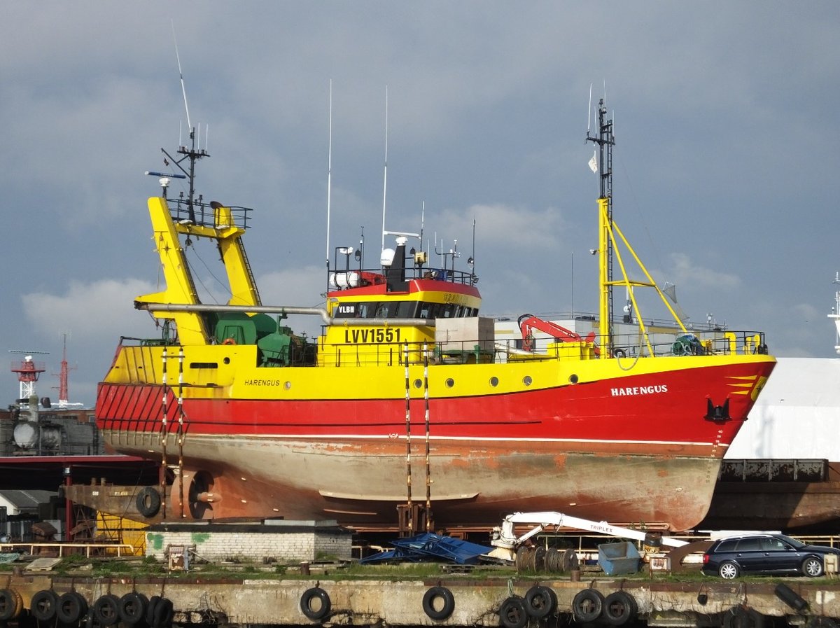 Am 26.05.2015 konnte LVV 1551  Harengus  (IMO 8716942) im lettischen Ventspils außerhalb des Wassers abgelichtet werden.