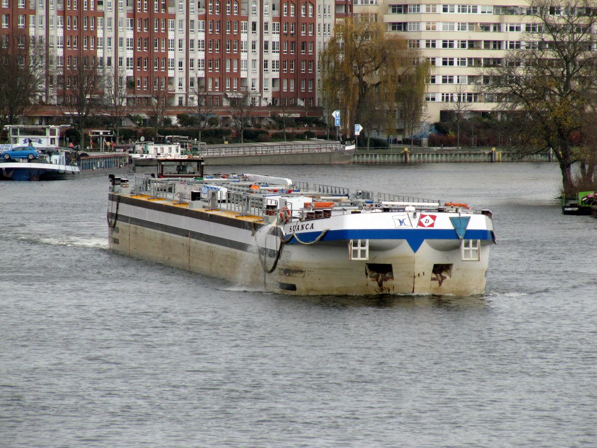 Am 27.11.2017 kam der Selbstfahrende TSL Suanca (04808880 , 83,88 x 9,54m) vom Löschen im Ruhlebener Altarm und befuhr die Havel in Berlin-Spandau zu Tal.