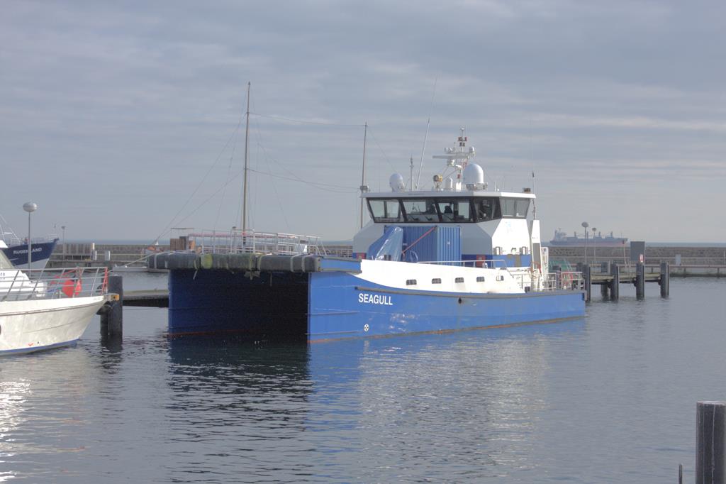 Am 27.2.2017 lag das Inspektionsschiff, die SEAGULL, im Hafen von Sassnitz. Das Schiff hat einen Doppelrumpf, der vorn von oben gesehen abgedeckt ist. Deshalb wirkt die Front dunkel.