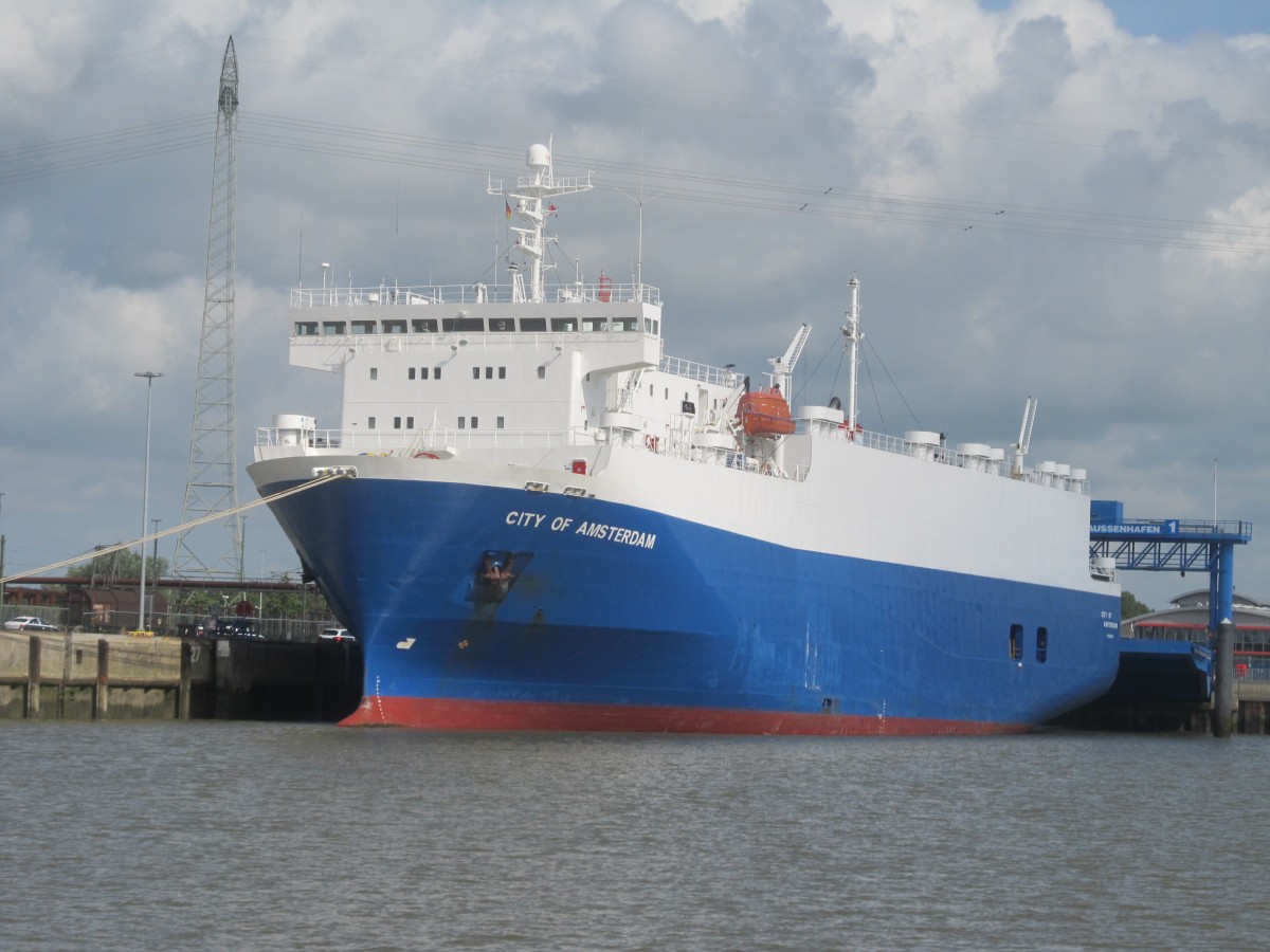 Am 27.8.2012 war die City of Amsterdam in Emden zu Gast. Das Schiff ist 100m lang und 20m breit.