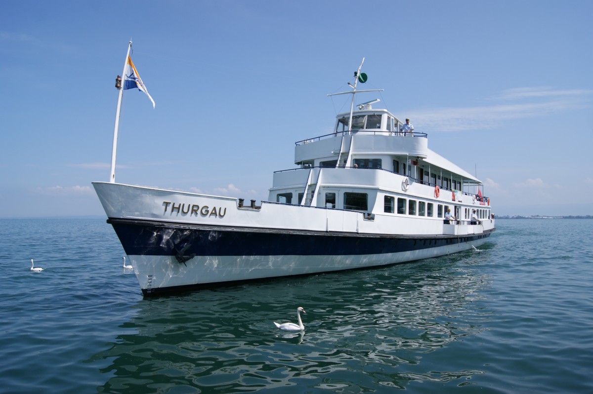 Am 28.07.2014 erreicht die MS Thurgau der Schweizerischen Bodenseeschifffahrt AG den Hafen von Rorschach und wird dabei von Schwänen begleitet.