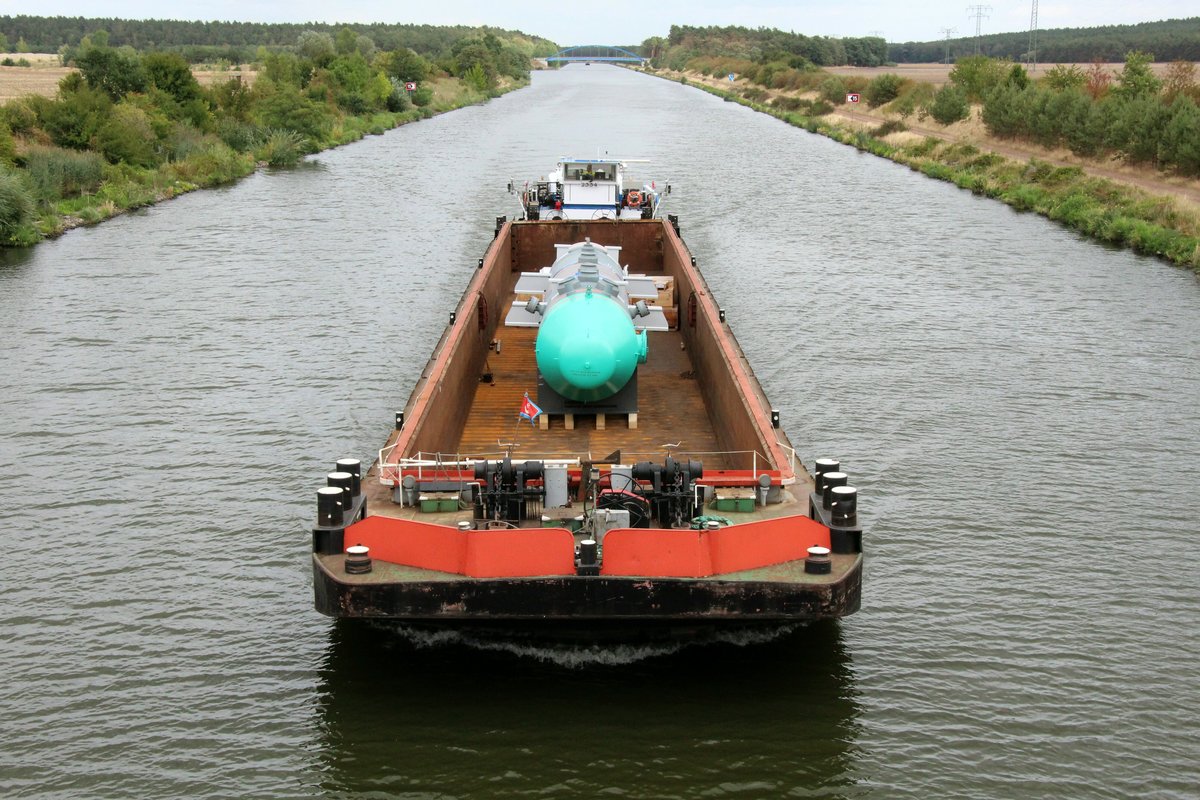 Am 28.08.2018 schon das Schubboot 2334 (05604450 , 14.08 x 8,15m) einen Leichter mit spezieller Ladung im Elbe-Havelkanal bei Niegripp Richtung Hohenwarthe. 