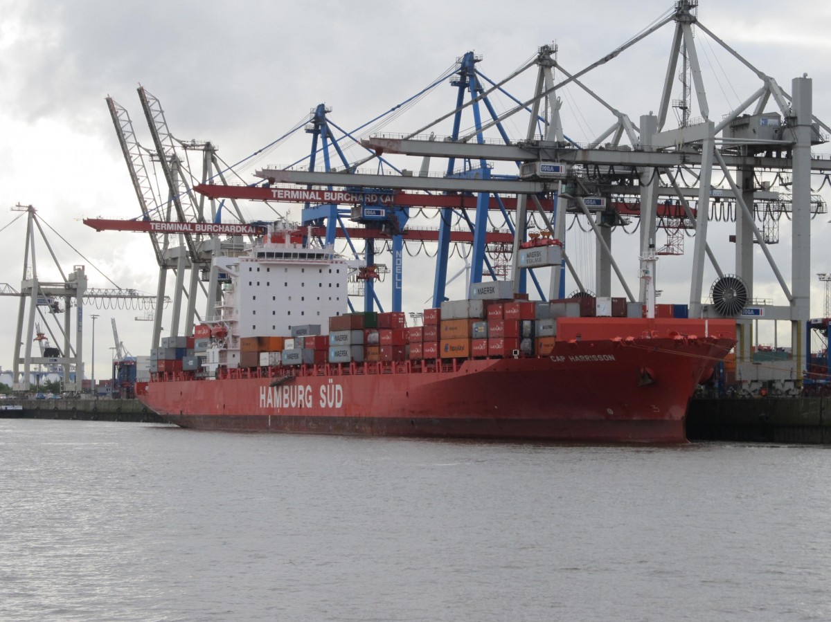 Am 28.4.2015 lag die Cap Harrisson in Hamburg. Das Schiff ist 262 m lang und 32m breit.