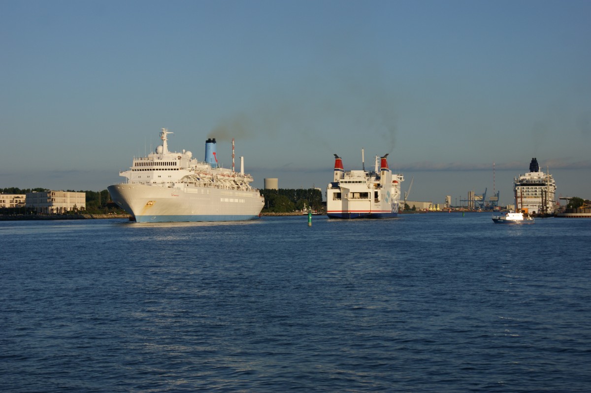 Am 29.05.2014 begegnen sich die Thomson Spirit und die Fähre Mecklenburg Vorpommern in der Warnowmündung in Warnemünde. Im Hafen liegt die Norwegian Star.
