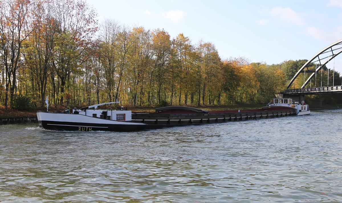 Am 29.10.2020 war bei Achmer das in Senden beheimatete Motorschiff RUTH schwer beladen auf dem Mittellandkanal in Richtung Minden unterwegs.