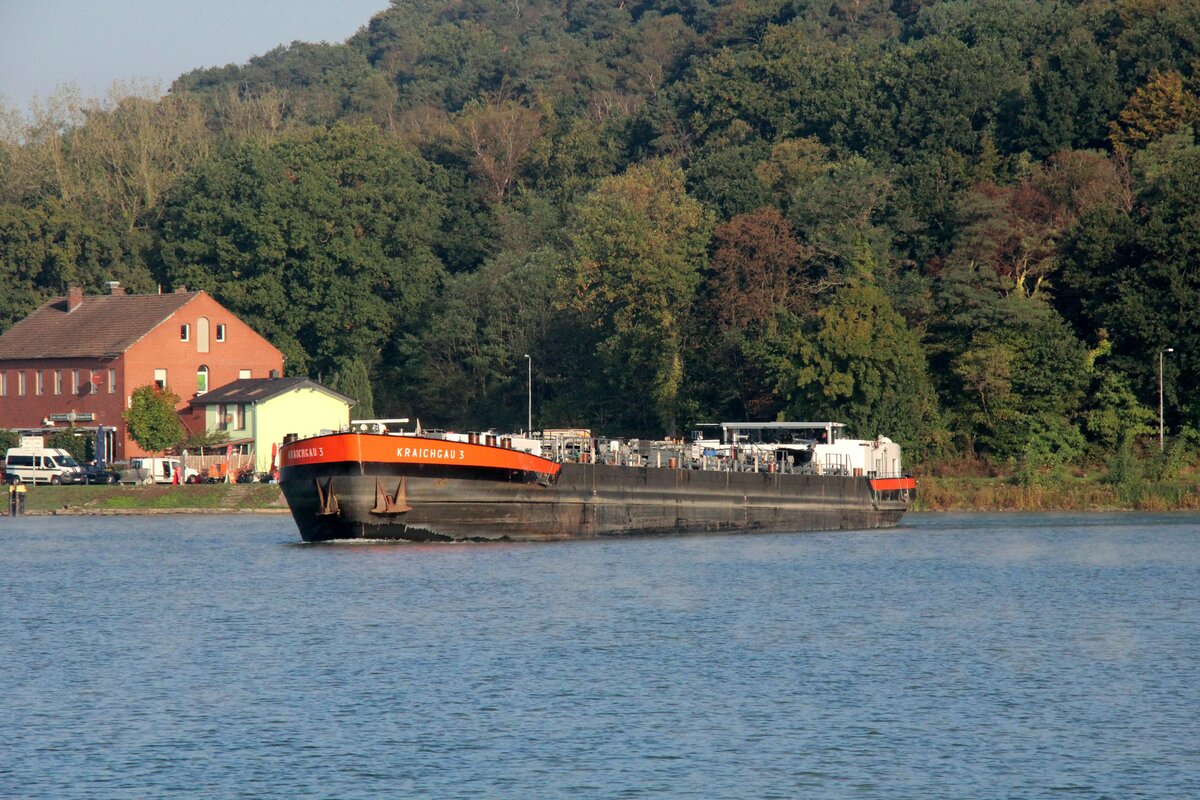 Am 30.09.2022 kam das  TMS KRAICHGAU 3  (04608680 , 86 x 9,5m) im Nassen Dreieck aus dem MITTELLANDKANAL  und fuhr nach Backbord in den  DORTMUND-EMS-KANAL  zu Berg ein.