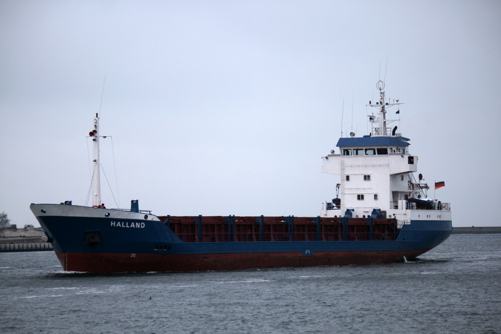 Am 31.01.2015 ist die Halland auf dem Weg von Husum mit Ziel Rostocker Fracht und Fischereihafen unterwegs gegen 12:43 lief sie den Hafen von Warnemnde an.