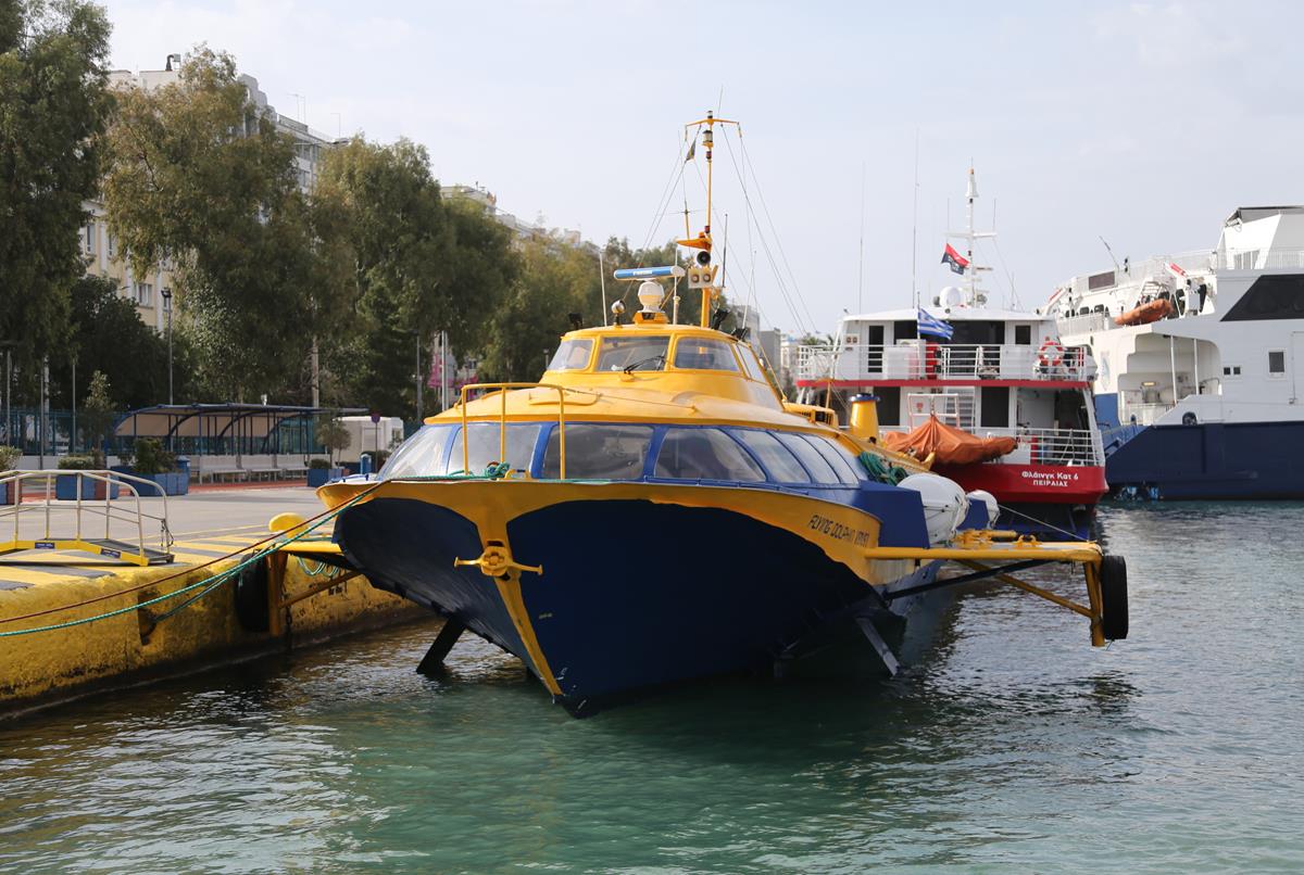 Am 4.3.2020 lag das Tragflügelboot Flying Dolphin Venus I, Typ Kosmos, im Hafen von Piräus.