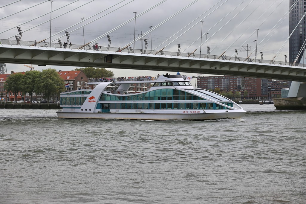 Am 5.10.2023 hatte das Rundfahrtschiff Abeld Tasman noch reichlich Gäste durch den Rotterdamer Hafen zu fahren. Hier hat das Schiff gerade nach der Abfahrt gewendet und unterquert die Erasmus Brücke in Richtung Westen.