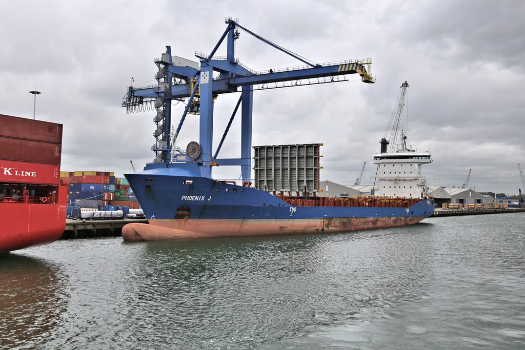 Am 5.10.2023 konnte ich bei einer Hafenrundfahrt in Rotterdam das Containerschiff PHOENIX J beim Ladevorgang fotografieren. 