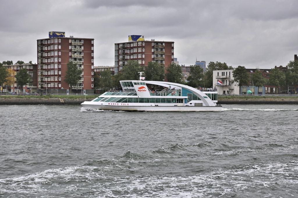 Am 5.10.2023 machte ich mit der MARCO POLO eine Hafenrundfahrt in Rotterdam. Als das Schiff erneut zu einer Rundfahrt startete, konnte ich es in voller Größe ablichten.