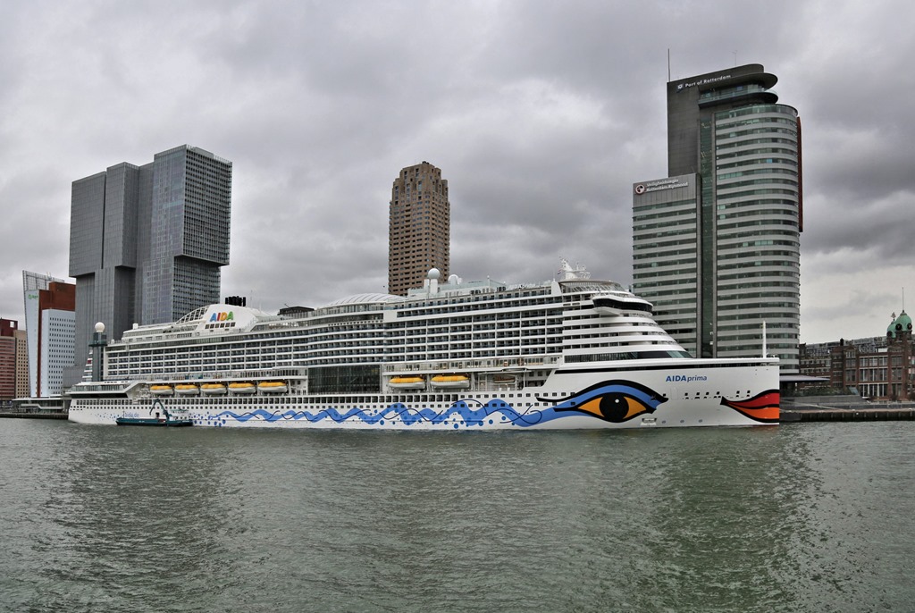 Am 5.10.2023 war die AIDA PRIMA im Rotterdamer Hafen zu Gast. Dort hatte sie unmittelbar vor der Erasmus Brücke fest gemacht.