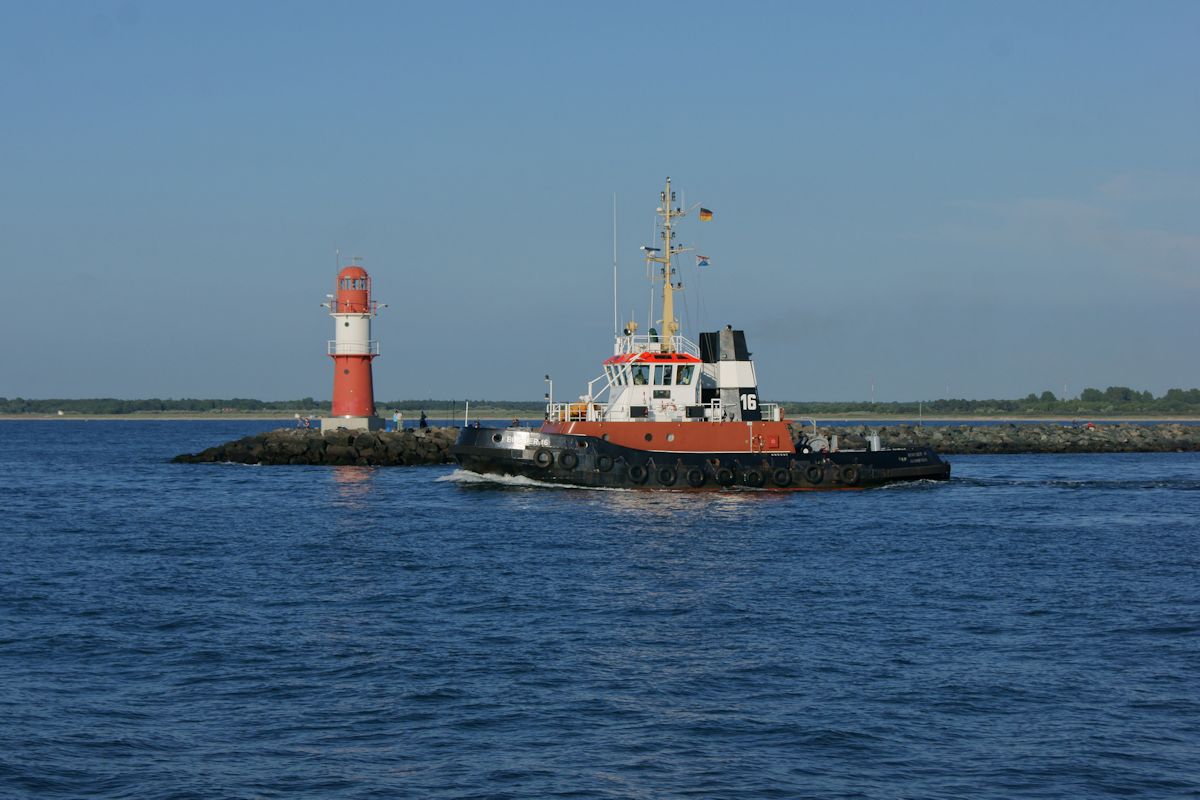 Am Abend des 18.06.2016 verlässt der Schlepper Bugsier 16 Rostock in unbekannte Richtung und passiert dabei das Ostmolenfeuer.