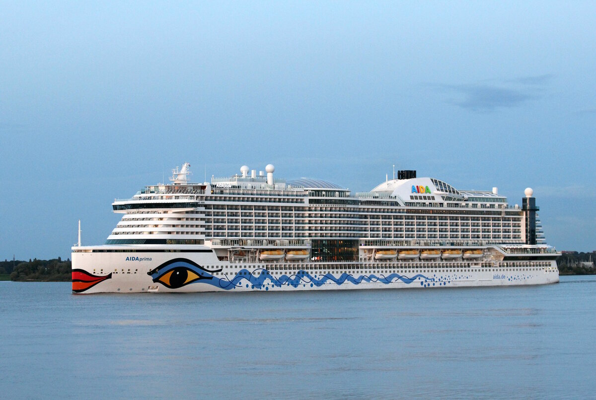 Am Abend des 23.09.2023 lief die  AIDAprima , IMO 9636955 , 299,95 x 37,65m , aus Hamburg aus. Hier zu sehen auf der  ELBE  zu Tal zw. Wedel und dem Lühe-Anleger.