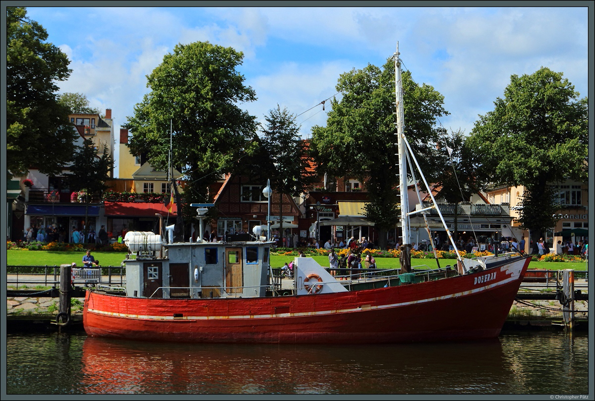 Am Alten Strom in Warnemünde liegt der ehemalige Fischkutter  Doberan  vor Anker, der als Ausflugsschiff genutzt wird. (20.08.2017)