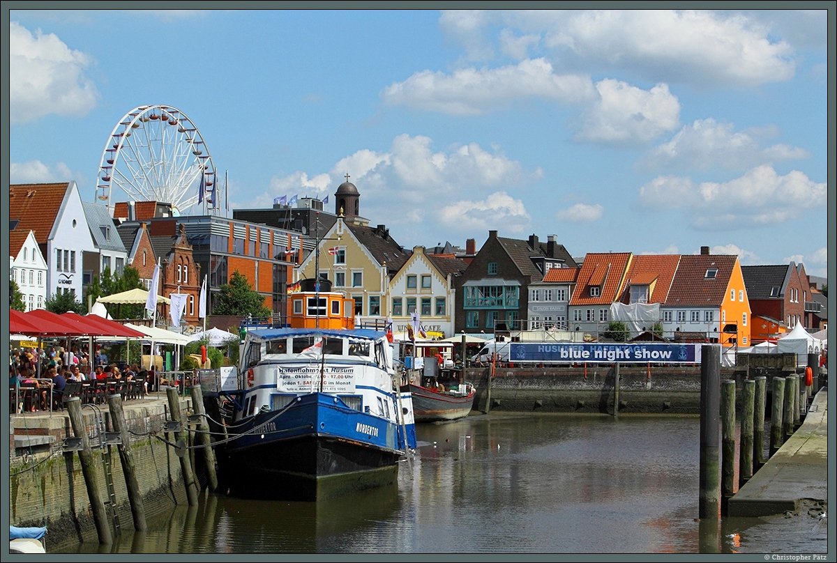 Am Binnenhafen von Husum sind mehrere alte Wohnhäuser erhalten geblieben. Heute konzentrieren sich hier vor allem Gaststätten und Einzelhandel. Alljährlich finden auf dem Areal die Husumer Hafentage statt. Im Vordergrund die MS Nordertor, welche inzwischen als Restaurantschiff dient. Das Schiff wurde 1936 als SMS Kitzberg in Kiel gebaut. (06.08.2014)