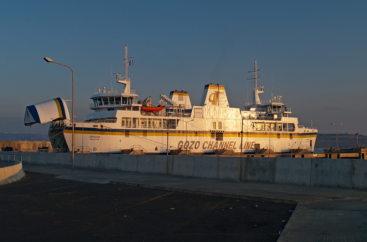 Am frühen Morgen des 05.10.2007 steht die Fähre GAUDOS (IMO 9176319) der Gozo Chanel Line in Ċirkewwa, dem Fährhafen im Norden der Hauptinsel von Malta, zum Beladen. Die Überfahrt nach Gozo dauert nur etwa 25 Minuten, die insgesamt 3 Fährschiffe pendeln hier im dichten Takt.