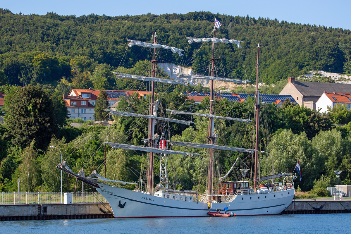 Am Großsegler ARTEMIS (IMO 5209699) werden kleineren Schönheitskorrekturen im Sassnitzer Hafen durchgeführt. - 03.08.2021