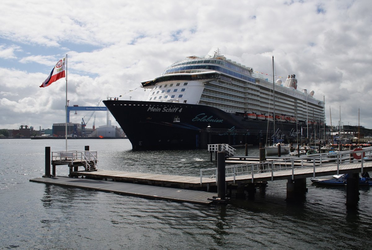 Am Liegeplatz 28 hat am Morgen des 6.7.2016 die Mein Schiff 4 festgemacht, sie kam aus Kopenhagen und wird am Abend zu einer 17tägigen Kreuzfahrt nach Norwegen, Spitzbergen und Island auslaufen.