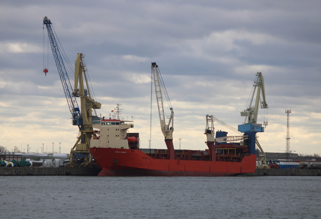 Am Mittag des 01.03.2020 lag die World Carrier im Rostocker Überseehafen.