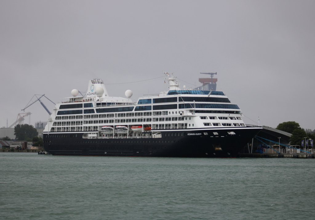 Am Mittag des 08.07.2022 lag die 181 Meter lange Azamara Quest der Reederei Azamara Club Cruises auf dem Seeweg von Helsinki nach Amsterdam am Liegeplatz P 7 in Warnemünde.