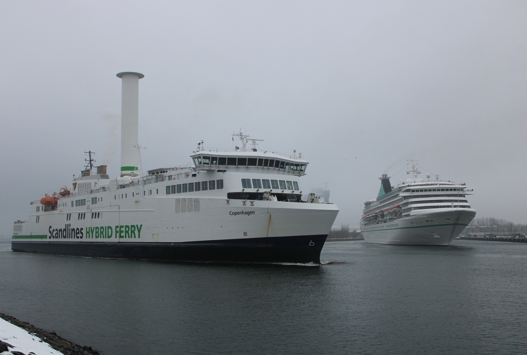 Am Mittag des 09.12.2023 traf die Copenhagen in Warnemünde auf die MS Artania.