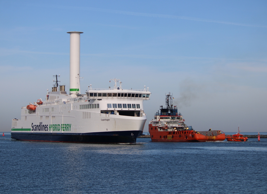 Am Mittag des 21.02.2021 traf die Scandlines Fähre COPENHAGEN AUF Das Versorgungsschiff ERRIE und Lotseboot BUTT in Warnemünde.