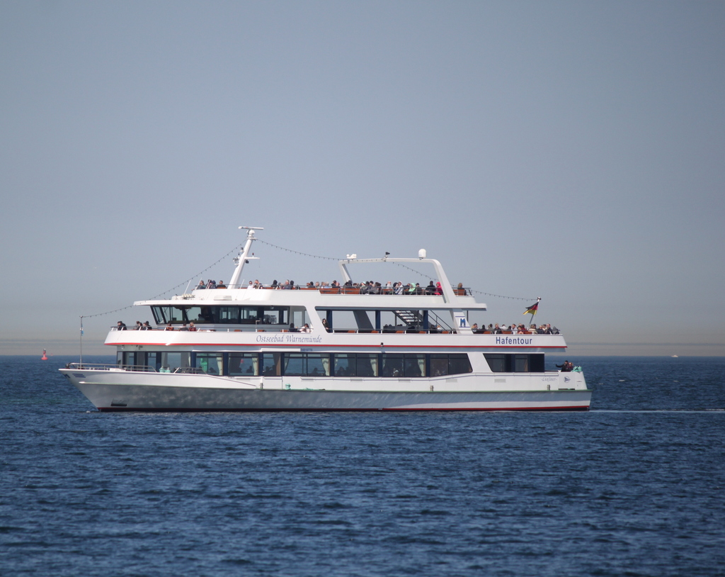 Am Mittag des 21.04.2019 war das Fahrgastschiff Ostseebad Warnemünde in Warnemünde gut besucht.