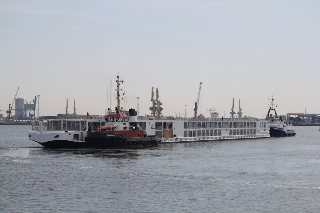 Am Mittag des 23.08.2019 waren die Schlepper Bugsier 16 und FAIRPLAY XII mit dem Viking Schiff Hervor in Warnemünde beschägtigt. 