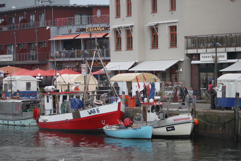 Am Mittag des 26.04.2019 waren die Fischerboote WAR 6,67 und  WAR 1 am alten Strom in Warnemünde.