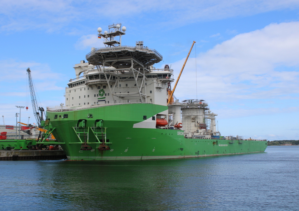 Am Mittag lag die ORION I beim Rostocker Krahn-Hersteller Liebherr im Rostocker Überseehafen.15.08.2021