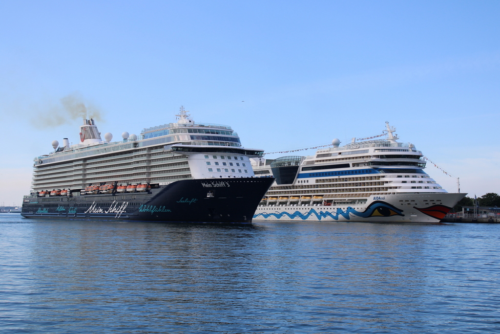 Am Morgen des 04.07.2021 trafen sich die MEIN SCHIFF 3 und AIDAsol in Warnemünde.