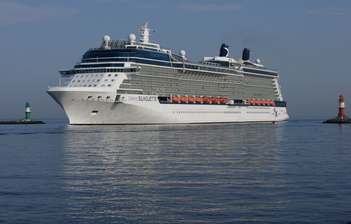 Am Morgen des 05.07.2015 passiert die Celebrity Silhouette auf dem Weg von Amsterdam nach Rostock die Warnowmündung und die beiden Leuchttürme.