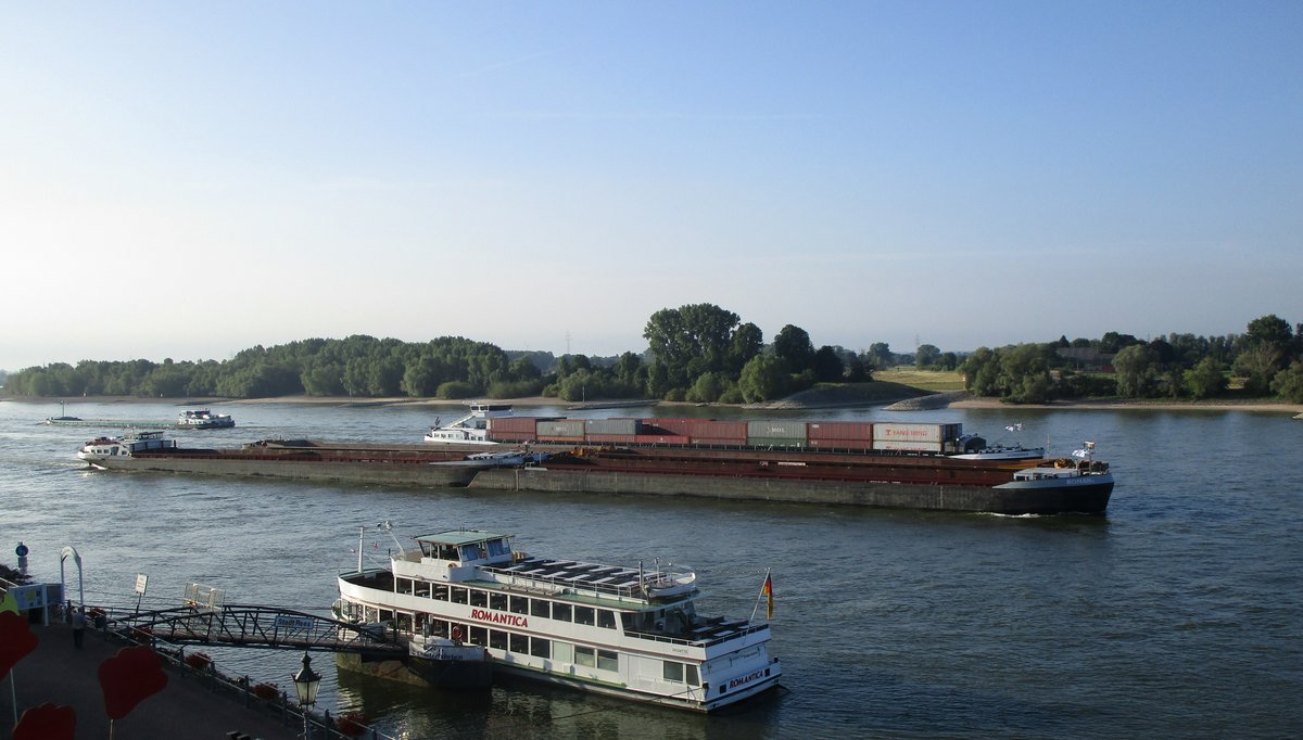 Am Morgen des 09.07.2017 lag das FGS Romantica (04304110 , 36,16 x 7,72m) an seinem Anleger in Rees. Auf dem Rhein zu Tal kam der Koppelverband mit GSL Roman II (02333937 , 93 x 11,45m) & GMS Roman (02327616 , 110 x 11,45m) und 2 auf der Backbordseite gekoppelten Leichtern. Überholt wurde der KVB vom GMS Vivadero-R (02332408 , 135 x 11,45m). 