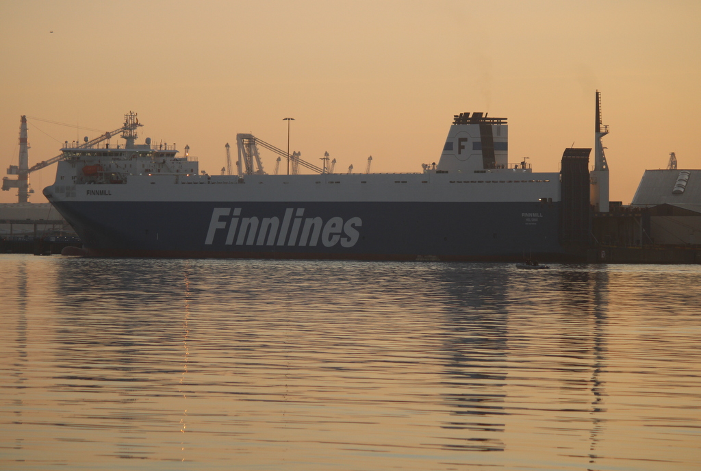 Am Morgen des 11.04.2020 lag die Finnlines Fähre Finnmill auf ihrem Seeweg von Rostock-Überseehafen nach Hanko am LP 61 im Rostocker Seehafen.