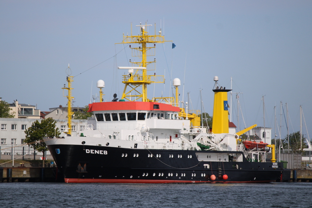 Am Morgen des 16.05.2020 lag das Forschungs-/Vermessungsschiff Deneb in Warnemünde.