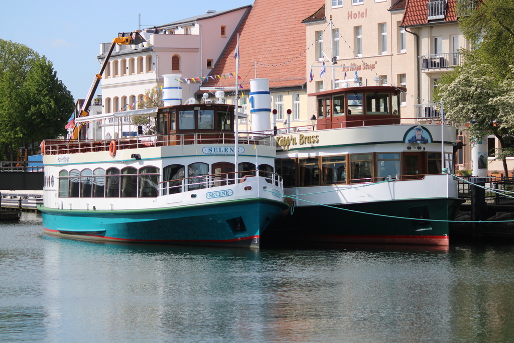 Am Morgen des 16.05.2020 lagen die Fahrgastschiffe Selene und Käpp´n Brass in Warnemünde.