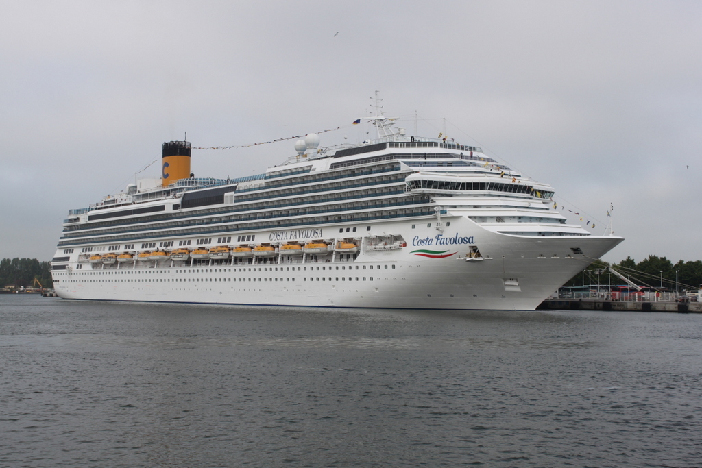 Am Morgen des 18.05.2018 lag die Costa Favolosa der Reederei Costa Crociere auf ihrem Seeweg von Kopenhagen nach Aarhus in Warnemünde 