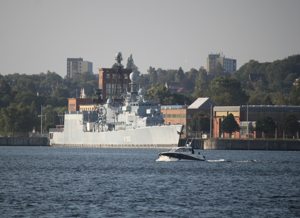 Am Morgen des 27.07.2019 lag die Mehrzweck-Fregatte Karlsruhe(F 212)in Kiel