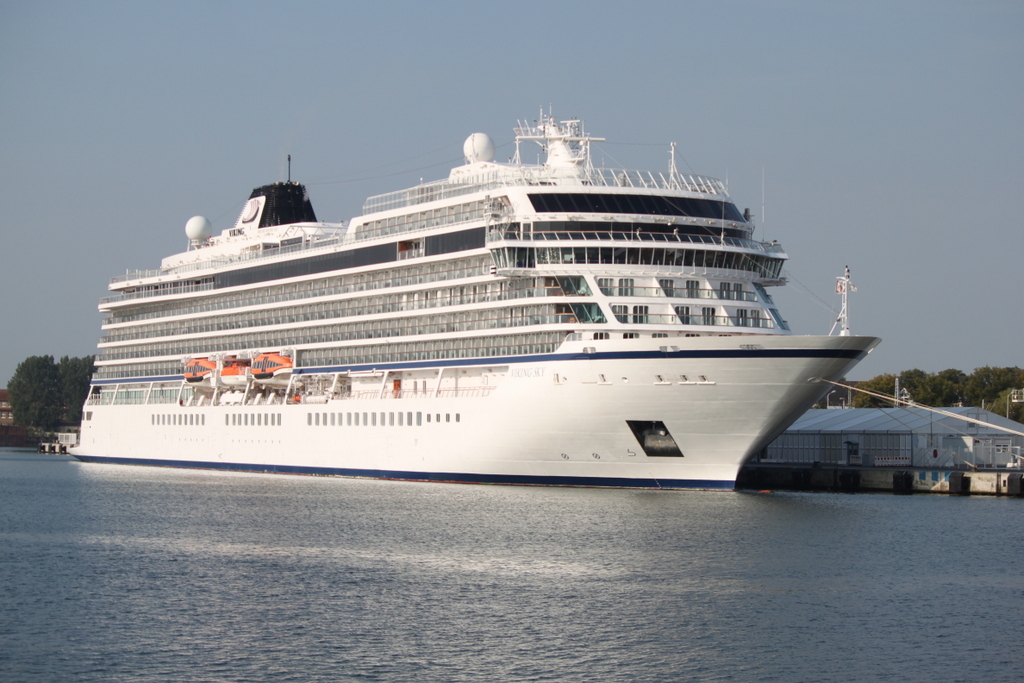am Morgen des 31.08.2019 lag die 228 m lange Viking Sky der Reederei Viking Ocean Cruises auf ihrem Seeweg von Kopenhagen nach Gdansk im Hafen von Warnemünde.