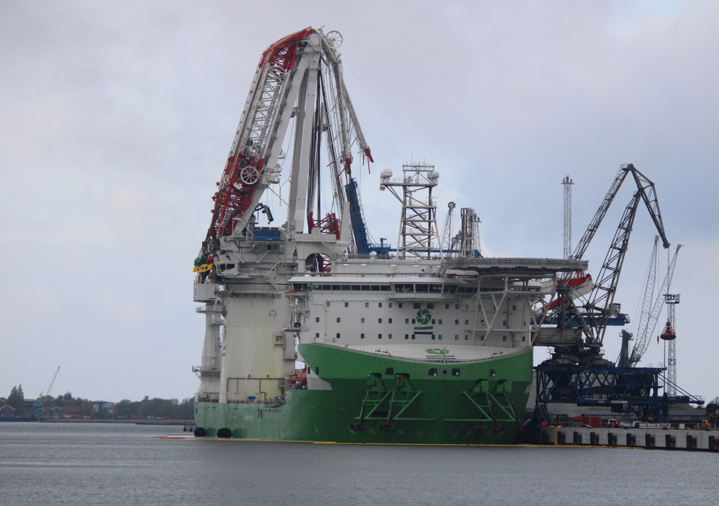 Am Morgen lag die ORION I mit dem abgeknickten Krahn im Rostocker Überseehafen.03.05.2020