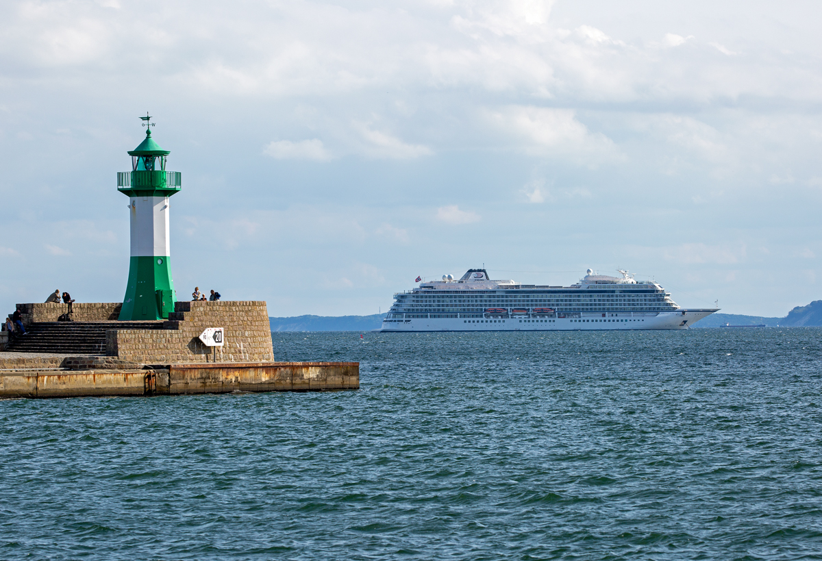 Am Morgen liegt die VIKING SUN (IMO 9725433) allein vor Sassnitz, da die VIKING STAR (IMO 9650418) wieder in den Hafen von Mukran eingelaufen ist. - 04.09.2020
