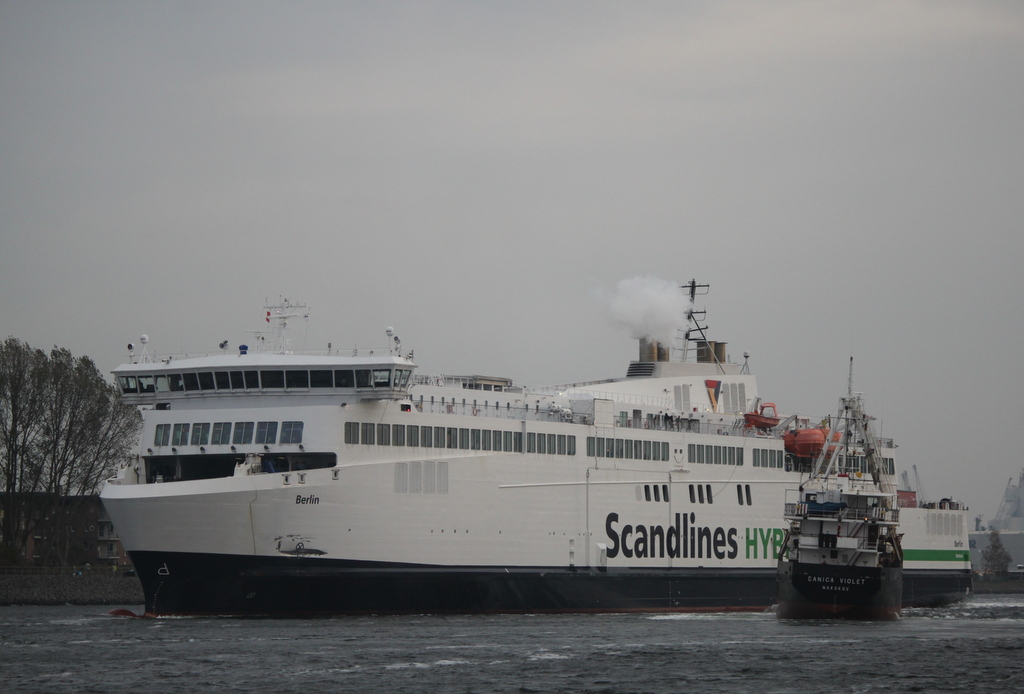 Am Nachmittag des 01.11.2019 gab es zwsichen der Scandlines Fähre Berlin und dem Frachter Dancia Violet gegen 15:31 Uhr eine heftige Kollision im Seekanal von Warnemünde.