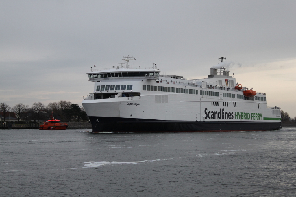 Am Nachmittag des 11.02.2017 traf Die Scandlines Hybrid Ferry Copenhagen auf das Neue Lotsenboot Bergen in Warnemnde.