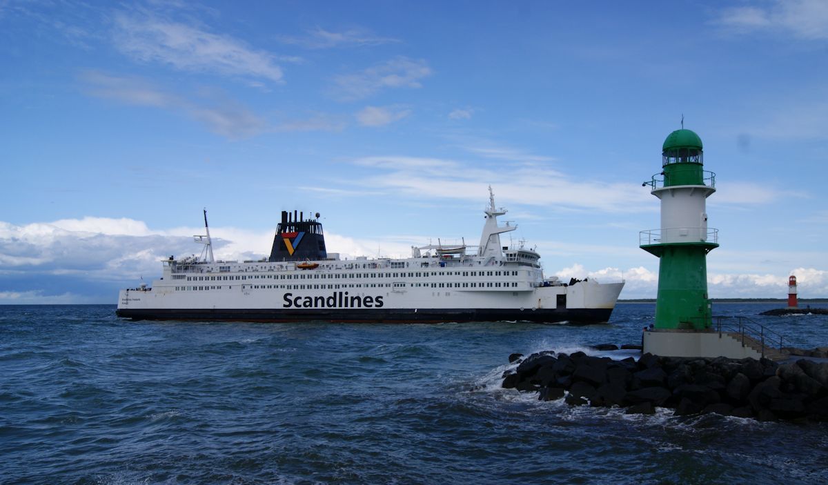 Am Nachmittag des 15.05.2016 erreicht die Scandlines Fähre Kronprins Frederik auf dem Weg von Gedser nach Rostock bei rauher See die Warnowmündung.