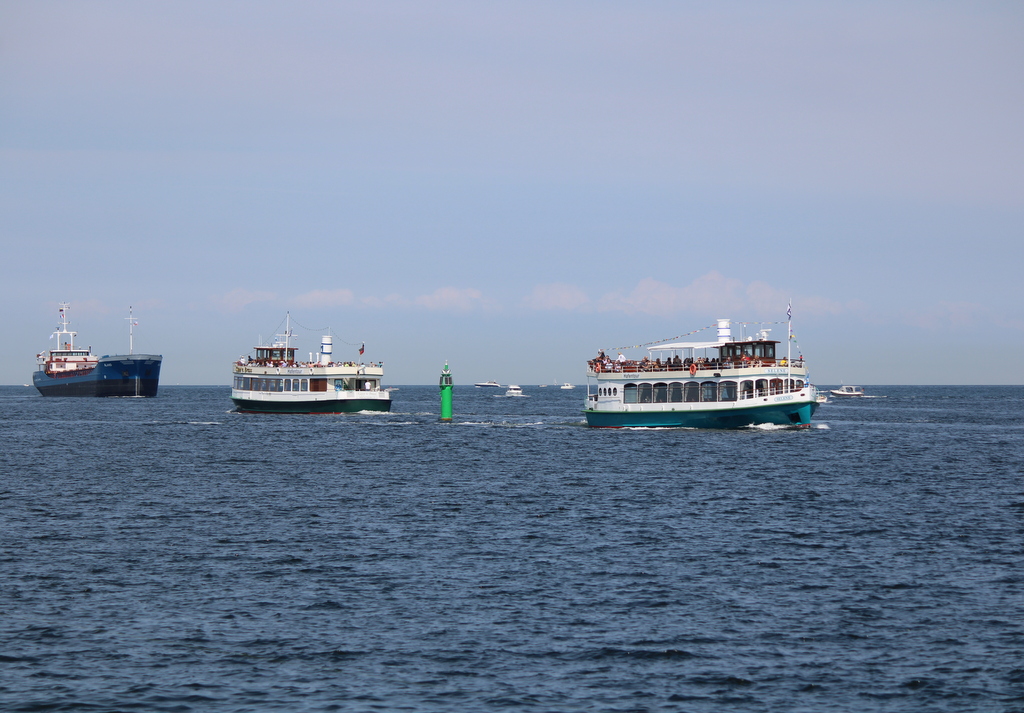 Am Nachmittag des 18.07.2020 waren die Fahrgastschiffe SELNE und Käpp'n Brass  im Seekanal von Warnemünde unterwegs,im Hintergrund kam schon der Frachter ALAND von Randers(DK)nach Rostock-Überseehafen rein.